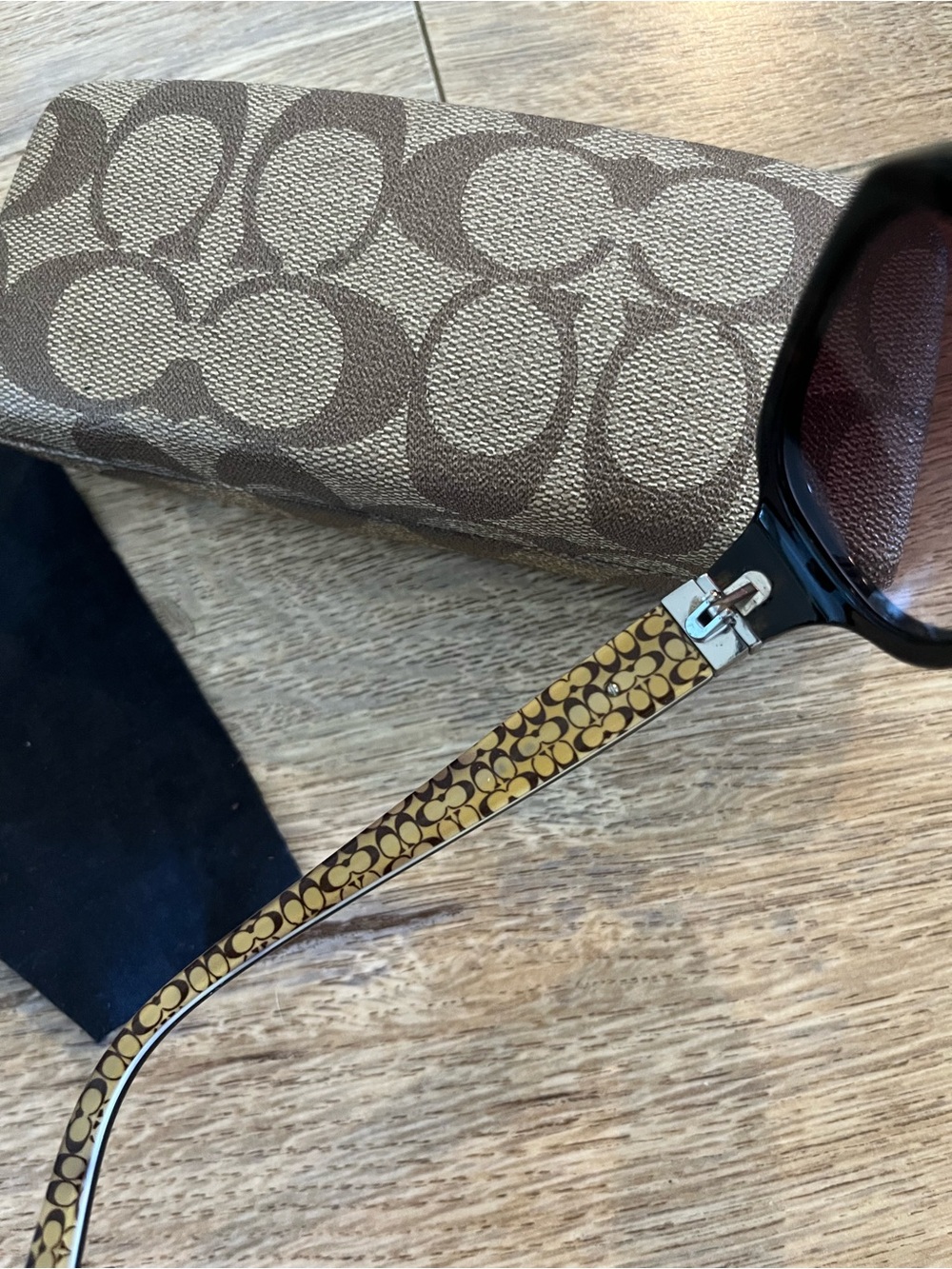 Coach Women's Brown Gradient Lens Sunglasses with Signature Temple Detail - Picture 3 of 6